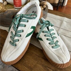 Tretorn tennis shoe size 8 1/2